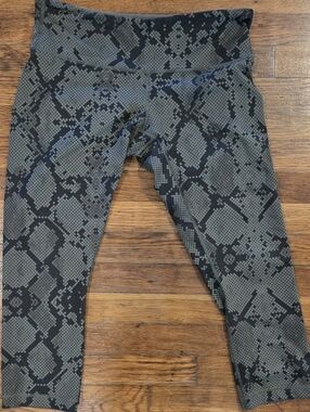 Lululemon Align Crop Leggings Size 10 Snake Print Nulu High Rise